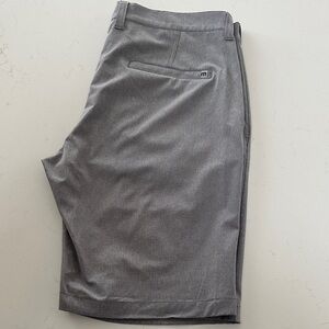 Travis Mathew Men’s Beck Light Grey Golf Shorts 33 Excellent Condition!